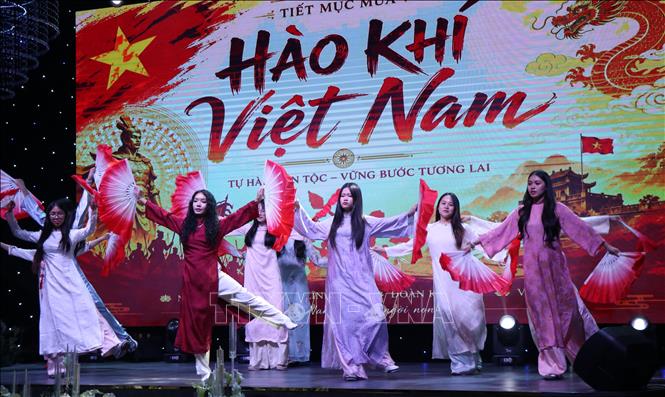 Tiết mục văn nghệ tham gia dự thi chương trình Giao lưu tiếng Việt của các thanh niên, sinh viên kiều bào. Ảnh: Văn Dũng-TTXVN