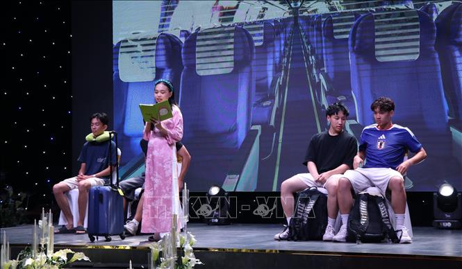 Tiết mục văn nghệ tham gia dự thi chương trình Giao lưu tiếng Việt của các thanh niên, sinh viên kiều bào. Ảnh: Văn Dũng-TTXVN