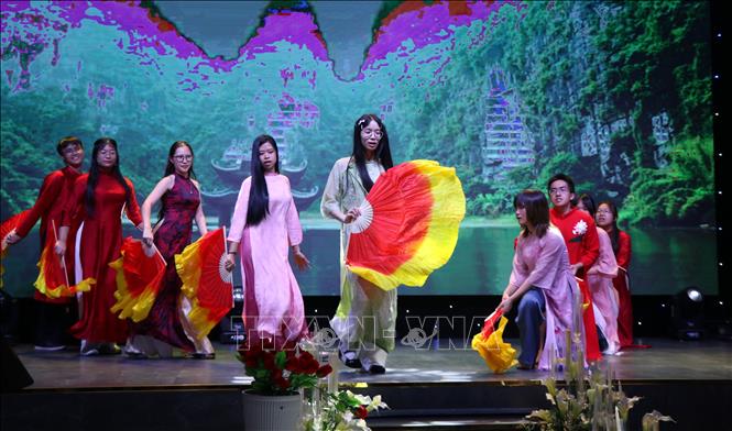 Tiết mục văn nghệ tham gia dự thi chương trình Giao lưu tiếng Việt của các thanh niên, sinh viên kiều bào. Ảnh: Văn Dũng-TTXVN