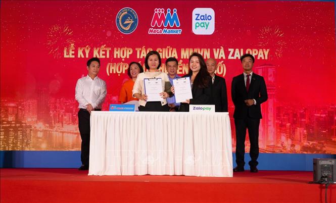 Các đơn vị ký biên bản ghi nhớ hợp tác nhằm cung ứng hàng hoá và giải pháp toàn diện cho hệ thống bếp ăn trường học. Ảnh: Hương Giang - TTXVN