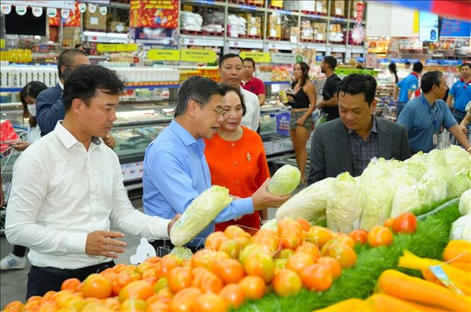 Ông Nguyễn Văn Dũng, phó Chủ tịch Hội đồng nhân dân TP. Hồ Chí Minh khảo sát hoạt động cung ứng thực phẩm tại siêu thị MM Mega Market. Ảnh: Hương Giang - TTXVN