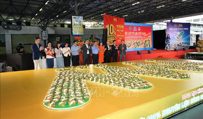 MM Mega Market Việt Nam xác lập kỷ lục  logo tạo hình bằng món salad 100% nguyên liệu đạt 