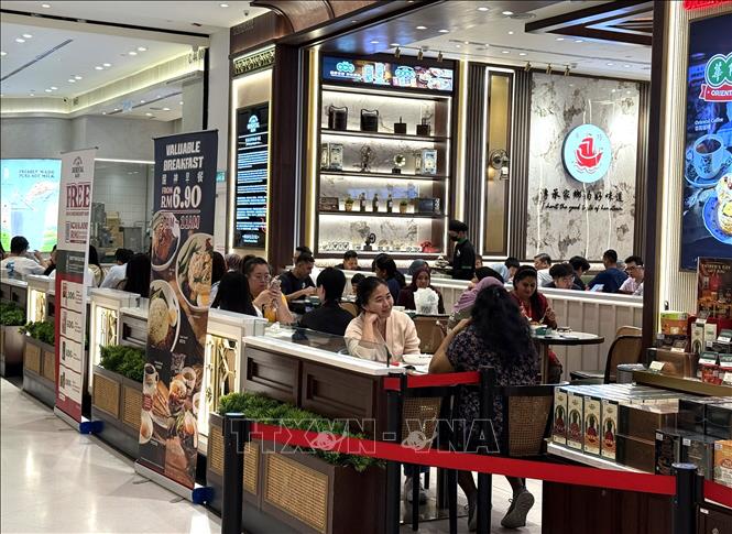 Khách hàng dùng bữa tại nhà hàng trong trung tâm mua sắm ở Kuala Lumpur, Malaysia. Ảnh: Thanh Bình – PV TTXVN tại Malaysia.