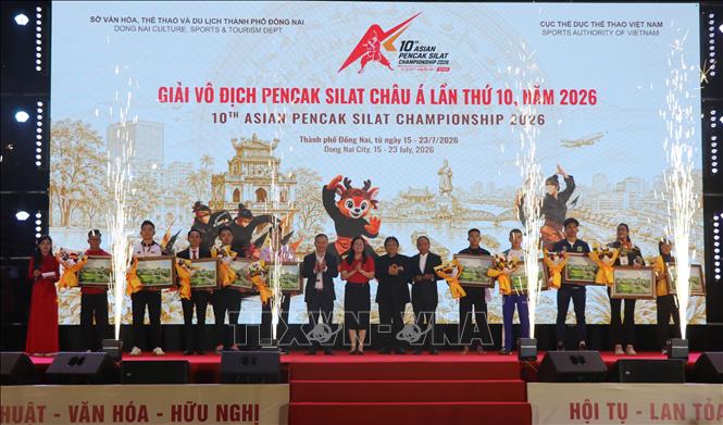 Trao hoa và quà cho đại diện các quốc gia, vùng lãnh thổ châu Á tham dự giải vô địch Pencak Silat Châu Á. Ảnh: Lê Xuân - TTXVN