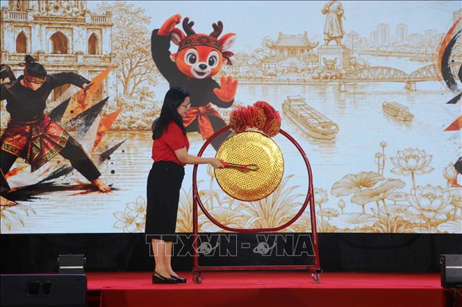 Giám đốc Sở Văn hóa, Thể thao và Du lịch thành phố Đồng Nai Lê Thị Ngọc Loan đánh trống khai mạc Giải vô địch Pencak Silat Châu Á. Ảnh: Lê Xuân - TTXVN