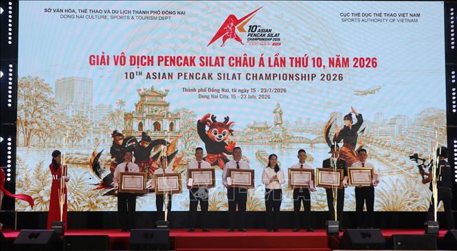 Trao Huân chương Lao động hạng Nhì cho các vận động viên có thành tích xuất sắc. Ảnh: Lê Xuân - TTXVN