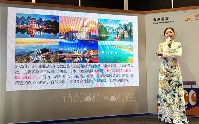 Bonnie Chau giới thiệu về danh lam thắng cảnh Việt Nam với khán giả Hong Kong và quốc tế tại sự kiện. Ảnh: Lê Anh - PV TTXVN tại Hong Kong (Trung Quốc)