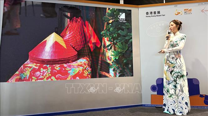 Bonnie Chau giới thiệu về Việt Nam với khán giả Hong Kong và quốc tế tại sự kiện. Ảnh: Lê Anh - PV TTXVN tại Hong Kong (Trung Quốc) 