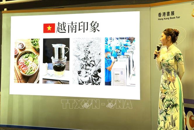 Bonnie Chau giới thiệu về Việt Nam bằng tiếng Quảng Đông với khán giả Hong Kong tại sự kiện. Ảnh: Lê Anh - PV TTXVN tại Hong Kong (Trung Quốc) 