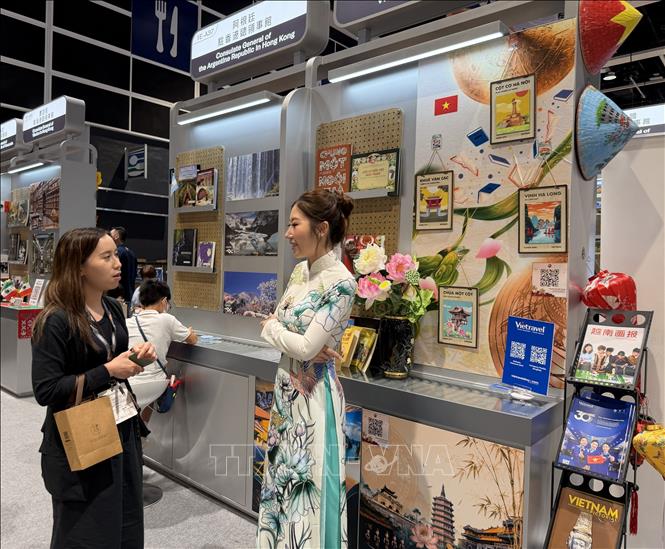 Bonnie Chau tại gian hàng của Tổng lãnh sự quán Việt Nam tại Hội chợ sách. Ảnh: Lê Anh - PV TTXVN tại Hong Kong (Trung Quốc) 