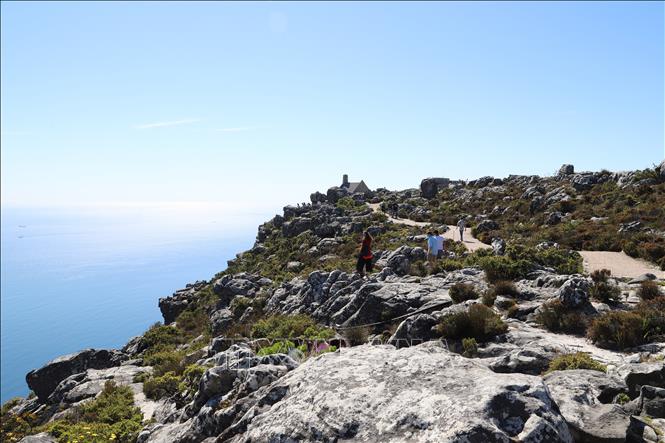Núi Bàn (Table Mountain) – công trình do SANParks quản lý, là một trong những địa danh mang tính biểu tượng nhất, đồng thời là điểm đến du lịch trọng điểm của Nam Phi. Ảnh: Hồng Minh - PV TTXVN tại Nam Phi