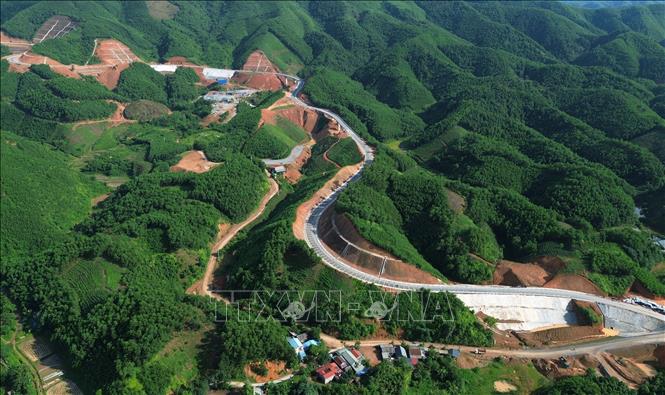 Dự án xây dựng đường Hồ Chí Minh đoạn Chợ Chu - Ngã ba Trung Sơn do Ban Quản lý đường Hồ Chí Minh làm chủ đầu tư, dự kiến hoàn thành tháng 9/2026. Ảnh: Quốc Khánh - TTXVN