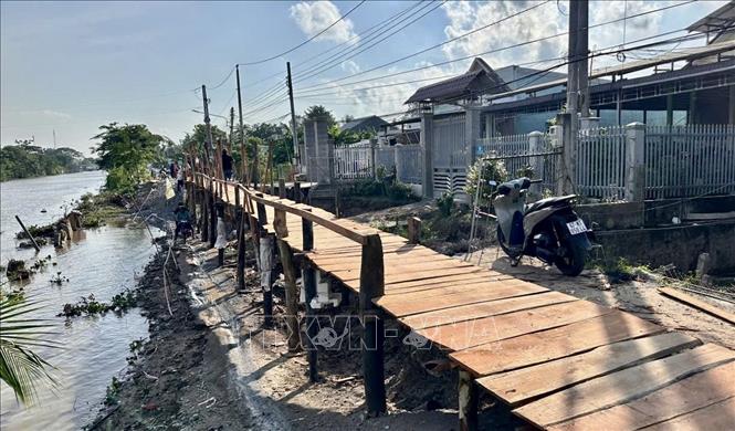 Cầu tạm bắc qua bờ bắc kênh Đòn Dong, nơi xảy ra vụ sạt lở làm hư hỏng tuyến giao thông. Ảnh: Thanh Sang - TTXVN