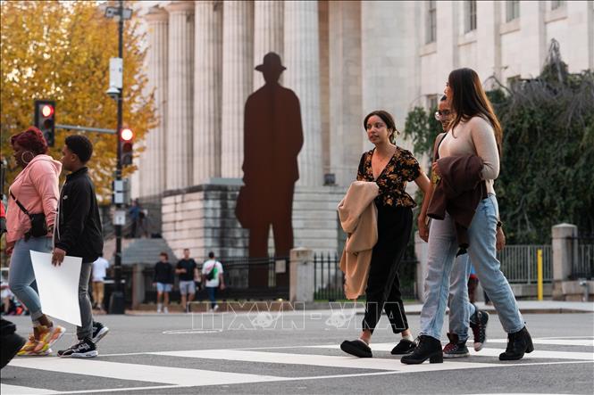 Người dân di chuyển trên đường phố tại Washington, D.C., Mỹ. Ảnh: THX/TTXVN phát