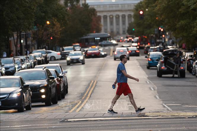 Người dân di chuyển trên đường phố tại Washington, D.C., Mỹ. Ảnh: THX/TTXVN phát