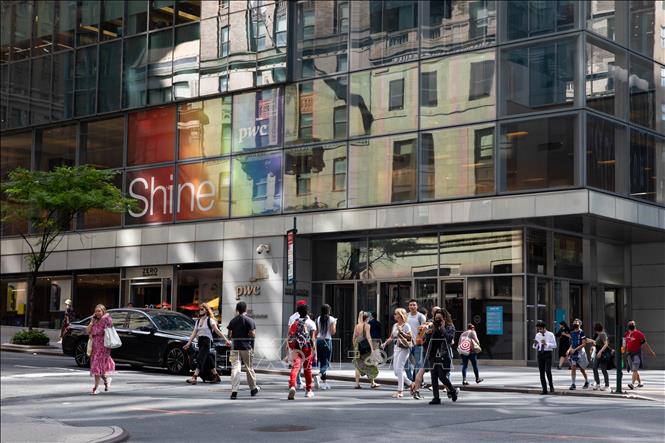 Người dân di chuyển trên đường phố tại New York, Mỹ. Ảnh: THX/TTXVN phát