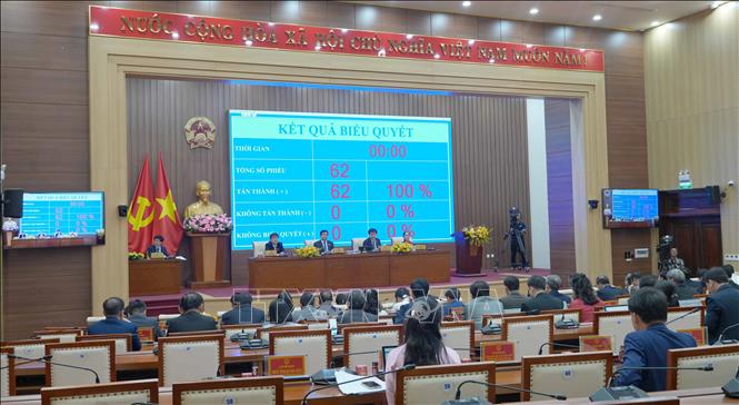 Các đại biểu biểu quyết thông qua Nghị quyết về nhiệm vụ phát triển kinh tế - xã hội 6 tháng cuối năm 2026. Ảnh: Cao Nguyên - TTXVN