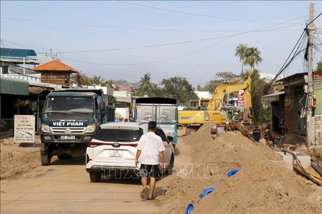 Dự án sửa chữa, nâng cấp đường Nguyễn Đình Chiểu và đường Huỳnh Thúc Kháng tại phường Mũi Né thi công chậm làm ảnh hưởng đến việc đi lại của người dân và du khách. Ảnh: Nguyễn Thanh - TTXVN