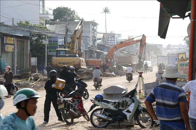 Dự án sửa chữa, nâng cấp đường Nguyễn Đình Chiểu và đường Huỳnh Thúc Kháng tại phường Mũi Né thi công chậm làm ảnh hưởng đến việc đi lại của người dân và du khách. Ảnh: Nguyễn Thanh - TTXVN