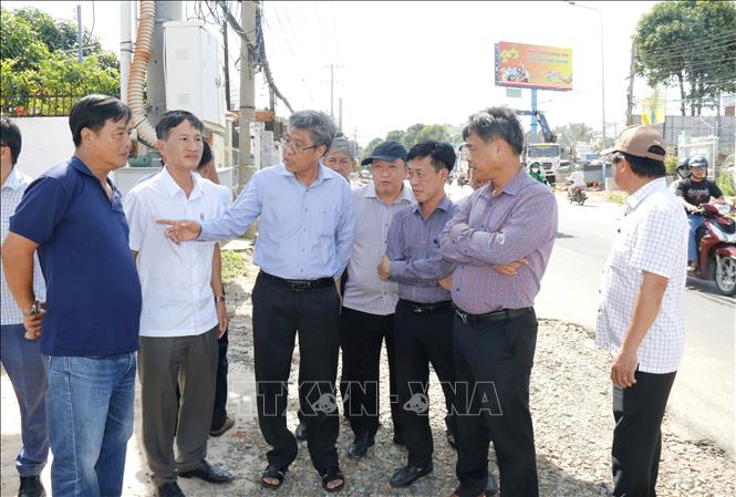 Ông Nguyễn Minh, Phó Chủ tịch UBND tỉnh Lâm Đồng (thứ 3, từ trái sang) chỉ đạo đẩy nhanh thi công tuyến đường Trần Quý Cáp dẫn vào trung tâm Phan Thiết. Ảnh: Nguyễn Thanh - TTXVN