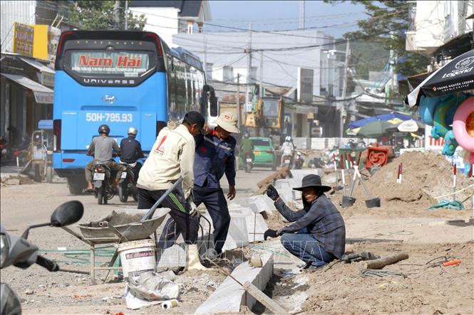 Thi công dự án sửa chữa, nâng cấp đường Nguyễn Đình Chiểu và đường Huỳnh Thúc Kháng tại phường Mũi Né. Ảnh: Nguyễn Thanh - TTXVN
