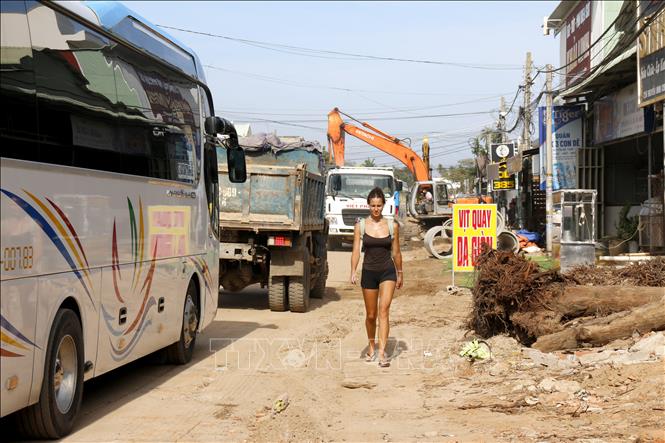 Dự án sửa chữa, nâng cấp đường Nguyễn Đình Chiểu và đường Huỳnh Thúc Kháng tại phường Mũi Né thi công chậm làm ảnh hưởng đến việc đi lại của người dân và du khách. Ảnh: Nguyễn Thanh - TTXVN