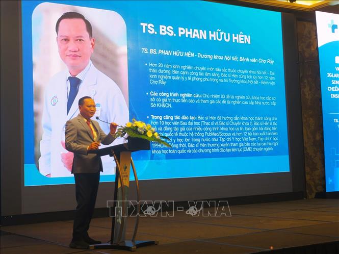 Tiến sĩ, Bác sĩ Phan Hữu Hên, Trưởng Khoa Nội tiết, Bệnh viện Chợ Rẫy, trình bày chuyên đề 