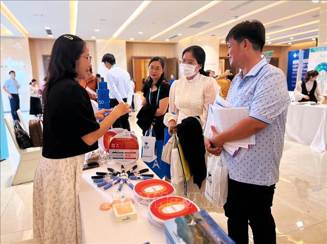 Các tài liệu mới về thực hành điều trị và quản lý toàn diện bệnh đái tháo đường được chia sẻ tại sự kiện. Ảnh: Ánh Tuyết - TTXVN