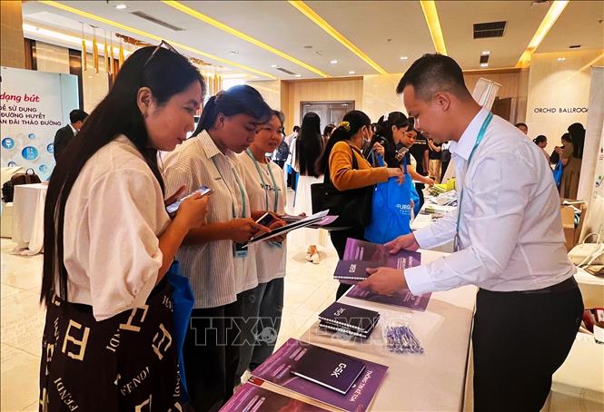 Các tài liệu mới về thực hành điều trị và quản lý toàn diện bệnh đái tháo đường được chia sẻ tại sự kiện. Ảnh: Ánh Tuyết - TTXVN