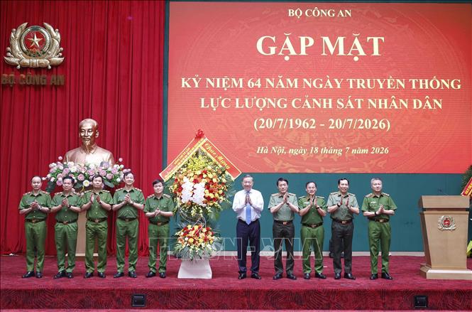 Tổng Bí thư, Chủ tịch nước Tô Lâm tặng hoa chúc mừng lực lượng Cảnh sát nhân dân. Ảnh: Thống Nhất – TTXVN