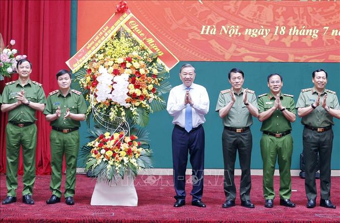 Tổng Bí thư, Chủ tịch nước Tô Lâm tặng hoa chúc mừng lực lượng Cảnh sát nhân dân. Ảnh: Thống Nhất – TTXVN
