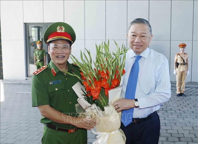 Thượng tướng Nguyễn Văn Long, Ủy viên Trung ương Đảng, Ủy viên Thường vụ Đảng ủy Công an Trung ương, Thứ trưởng Bộ Công an, Thủ trưởng Cơ quan Cảnh sát Điều tra Bộ Công an tặng hoa Tổng Bí thư, Chủ tịch nước Tô Lâm. Ảnh: Thống Nhất – TTXVN