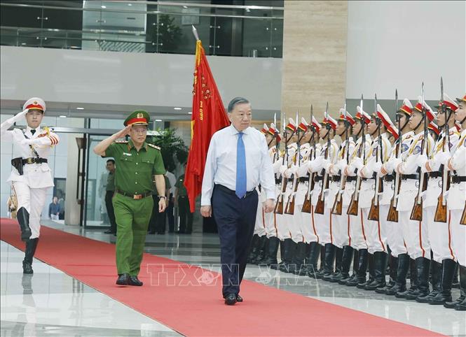 Tổng Bí thư, Chủ tịch nước Tô Lâm duyệt Đội danh dự Công an nhân dân. Ảnh: Thống Nhất – TTXVN