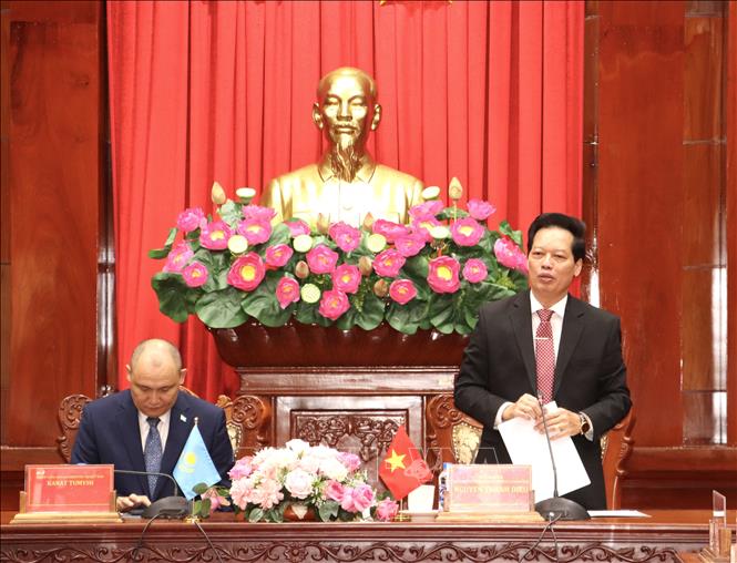 Nguyễn Thành Diệu, Phó Chủ tịch UBND tỉnh Đồng Tháp chia sẻ năng lực cung ứng vỏ trấu của tỉnh Đồng Tháp. Ảnh: Hồng Nhung - TTXVN