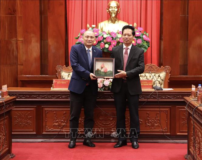Ông Nguyễn Thành Diệu, Phó Chủ tịch UBND tỉnh Đồng Tháp trao quà lưu niệm cho ông Kanat Tumysh, Đại sứ Cộng hoà Kazakhstan tại Việt Nam. Ảnh: Hồng Nhung - TTXVN
