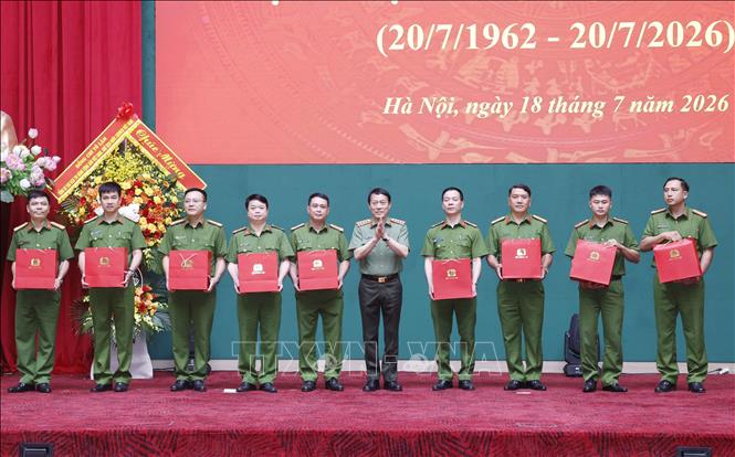 Đại tướng Lương Tam Quang, Ủy viên Bộ Chính trị, Bí thư Đảng uỷ Công an Trung ương, Bộ trưởng Bộ Công an tặng quà cho các đại biểu là thương binh. Ảnh: Thống Nhất – TTXVN