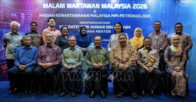 Thủ tướng Anwar Ibrahim (hàng ngồi, giữa) và lãnh đạo bộ ngành, báo chí Malaysia tại sự kiện. Ảnh: Văn phòng Thủ tướng Malaysia/TTXVN phát