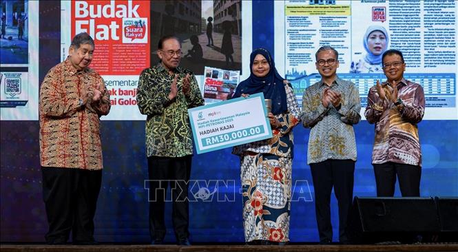 Thủ tướng Anwar Ibrahim (thứ hai từ trái) trao giải thưởng cao nhất tại sự kiện. Ảnh: Văn phòng Thủ tướng Malaysia/TTXVN phát