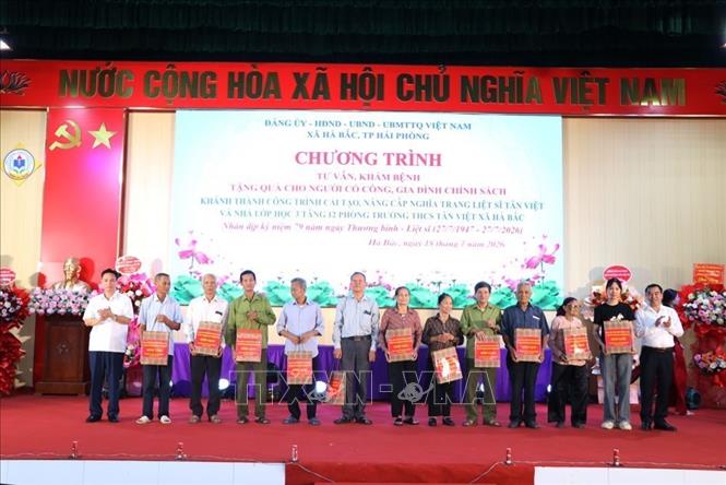 Lãnh đạo xã Hà Bắc, thành phố Hải Phòng cùng các đơn vị tài trợ trao tặng 36 suất quà cho người có công và thân nhân người có công hoàn cảnh khó khăn. Ảnh: Mạnh Minh - TTXVN