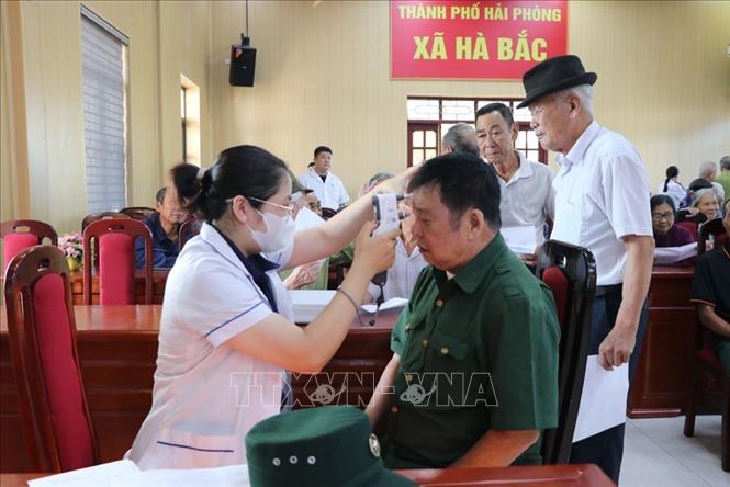 Đoàn y bác sĩ các bệnh viện Trung ương đã khám và tư vấn tận tình cho 200 trường hợp thương binh, bệnh binh, thân nhân liệt sĩ, người có công với cách mạng, gia đình chính sách và trẻ em hoàn cảnh khó khăn xã Hà Bắc. Ảnh: Mạnh Minh - TTXVN