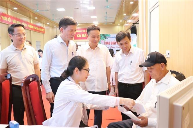 Phó Giáo sư, Tiến sĩ, Thầy thuốc ưu tú Phạm Tuấn Cảnh, Giám đốc Bệnh viện Tai Mũi Họng Trung ương (thứ 2 từ trái sang) cùng lãnh đạo xã Hà Bắc, thành phố Hải Phòng thăm hỏi người có công với cách mạng tại chương trình khám bệnh. Ảnh: Mạnh Minh - TTXVN