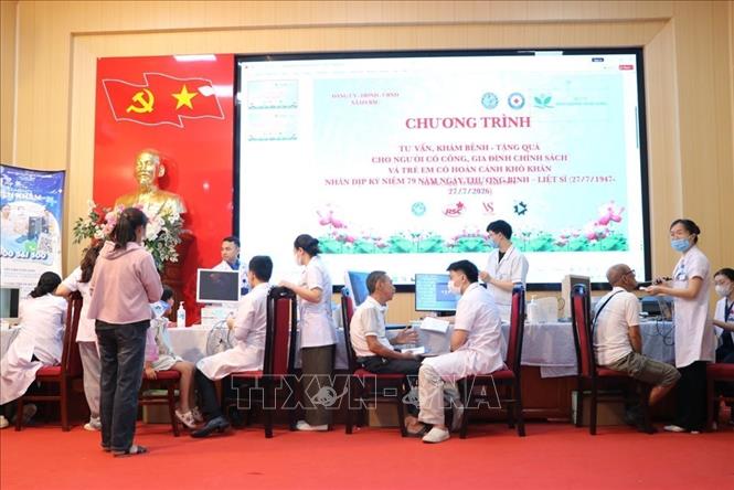 Đoàn y bác sĩ các bệnh viện Trung ương đã khám và tư vấn tận tình cho 200 trường hợp thương binh, bệnh binh, thân nhân liệt sĩ, người có công với cách mạng, gia đình chính sách và trẻ em hoàn cảnh khó khăn xã Hà Bắc. Ảnh: Mạnh Minh - TTXVN