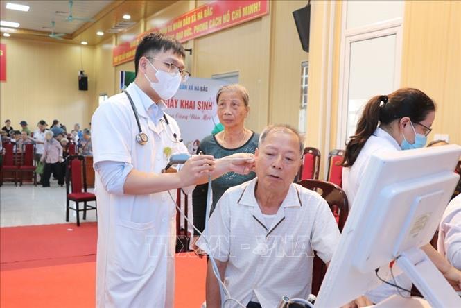 Đoàn y bác sĩ các bệnh viện Trung ương đã khám và tư vấn tận tình cho 200 trường hợp thương binh, bệnh binh, thân nhân liệt sĩ, người có công với cách mạng, gia đình chính sách và trẻ em hoàn cảnh khó khăn xã Hà Bắc. Ảnh: Mạnh Minh-TTXVN
