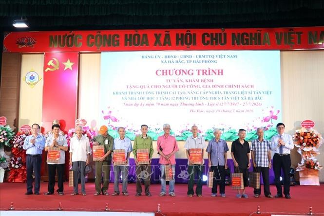 Lãnh đạo Bệnh viện Tai Mũi Họng Trung ương và Bệnh viện Nhi Trung ương trao quà tặng người có công và thân nhân người có công hoàn cảnh khó khăn xã Hà Bắc. Ảnh: Mạnh Minh - TTXVN