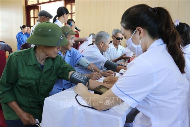 Đoàn y bác sĩ các bệnh viện Trung ương đã khám và tư vấn tận tình cho 200 trường hợp thương binh, bệnh binh, thân nhân liệt sĩ, người có công với cách mạng, gia đình chính sách và trẻ em hoàn cảnh khó khăn xã Hà Bắc. Ảnh: Mạnh Minh - TTXVN