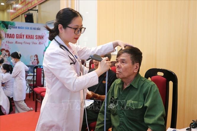 Đoàn y bác sĩ các bệnh viện Trung ương đã khám và tư vấn tận tình cho 200 trường hợp thương binh, bệnh binh, thân nhân liệt sĩ, người có công với cách mạng, gia đình chính sách và trẻ em hoàn cảnh khó khăn xã Hà Bắc. Ảnh: Mạnh Minh-TTXVN