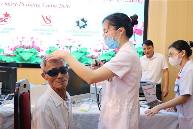 Đoàn y bác sĩ các bệnh viện Trung ương đã khám và tư vấn tận tình cho 200 trường hợp thương binh, bệnh binh, thân nhân liệt sĩ, người có công với cách mạng, gia đình chính sách và trẻ em hoàn cảnh khó khăn xã Hà Bắc. Ảnh: Mạnh Minh – TTXVN