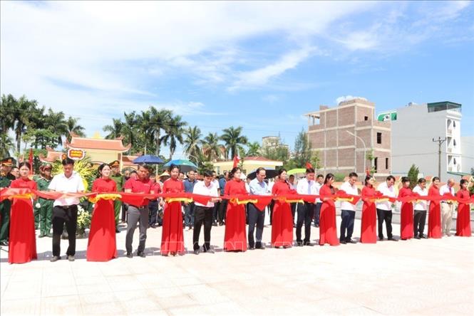 Đại biểu lãnh đạo các bệnh viện Trung ương cùng lãnh đạo xã Hà Bắc cắt băng khánh thành công trình cải tạo, nâng cấp Nghĩa trang liệt sĩ Tân Việt ngày 18/7/2026. Ảnh: Mạnh Minh - TTXVN