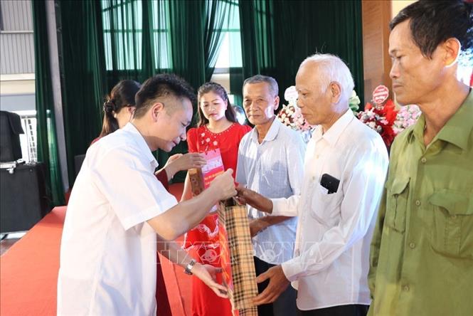 Bí thư Đảng ủy, Chủ tịch Hội đồng nhân dân xã Hà Bắc, thành phố Hải Phòng trao quà tặng người có công và thân nhân người có công hoàn cảnh khó khăn. Ảnh: Mạnh Minh - TTXVN