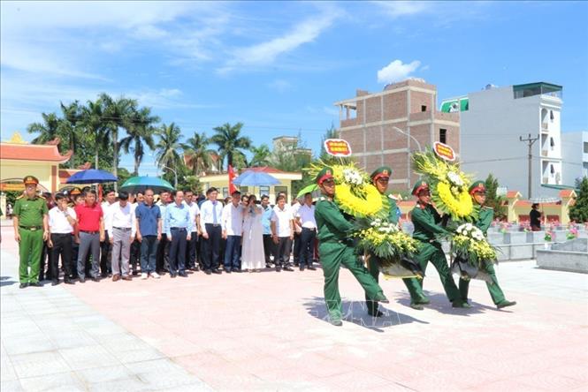 Đại biểu lãnh đạo các bệnh viện Trung ương cùng lãnh đạo xã Hà Bắc cùng các tổ chức, cá nhân dâng hương tưởng niệm các anh hùng liệt sĩ tại Nghĩa trang liệt sĩ Tân Việt ngày 18/7/2026. Ảnh: Mạnh Minh - TTXVN